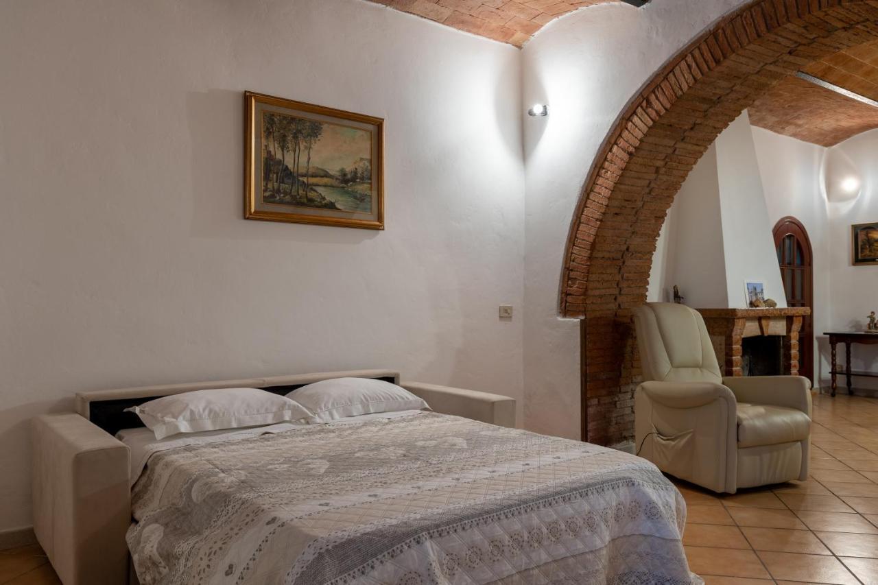 Enchanting Flat With Patio In Abbadia A Isola Monteriggioni Exterior photo